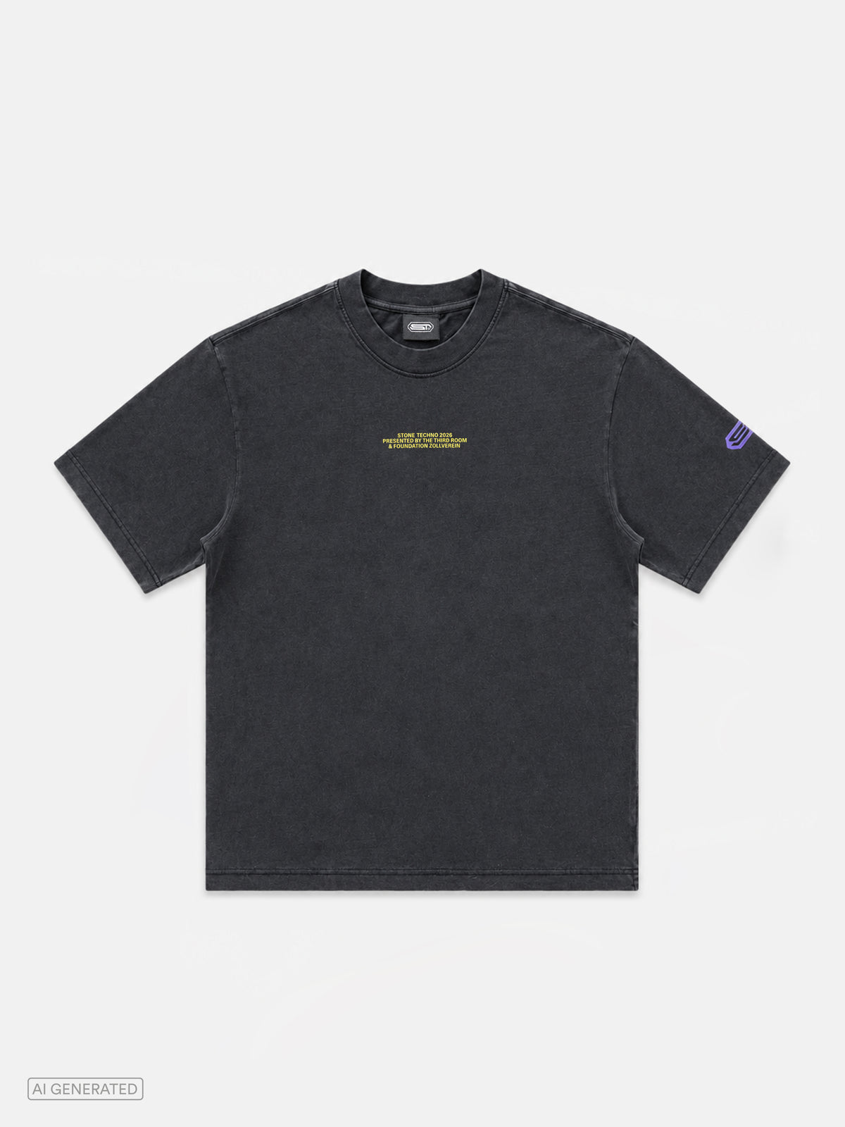 Dunkelgraues, gewaschenes Oversize-T-Shirt mit Rundhalsausschnitt. Auf der Brust befindet sich ein kleiner gelber Schriftzug mit dem Text „STONE TECHNO 2026 PRESENTED BY THE THIRD ROOM & FOUNDATION ZOLLVEREIN“. Auf dem rechten Ärmel ist ein kleines violettes Logo aufgedruckt. Produktdarstellung vor hellgrauem Hintergrund.