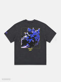 Rückansicht eines dunkelgrauen, gewaschenen Oversize-T-Shirts. Auf dem Rücken befindet sich ein großflächiger abstrakter Grafikprint in Blau-, Violett- und Schwarztönen, umrahmt von feinen gelben Linien und technischen Designelementen. Unterhalb der Grafik steht ein kleiner gelber Schriftzug mit Logo. Auf dem linken Ärmel ist ein violettes Logo platziert. Produktdarstellung vor hellgrauem Hintergrund.