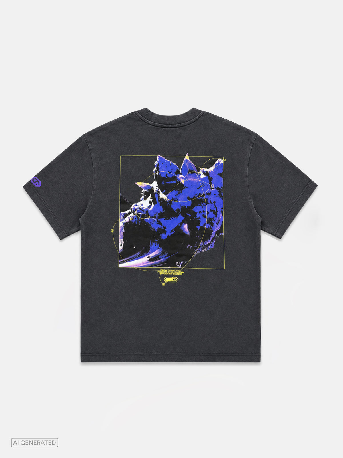 Rückansicht eines dunkelgrauen, gewaschenen Oversize-T-Shirts. Auf dem Rücken befindet sich ein großflächiger abstrakter Grafikprint in Blau-, Violett- und Schwarztönen, umrahmt von feinen gelben Linien und technischen Designelementen. Unterhalb der Grafik steht ein kleiner gelber Schriftzug mit Logo. Auf dem linken Ärmel ist ein violettes Logo platziert. Produktdarstellung vor hellgrauem Hintergrund.