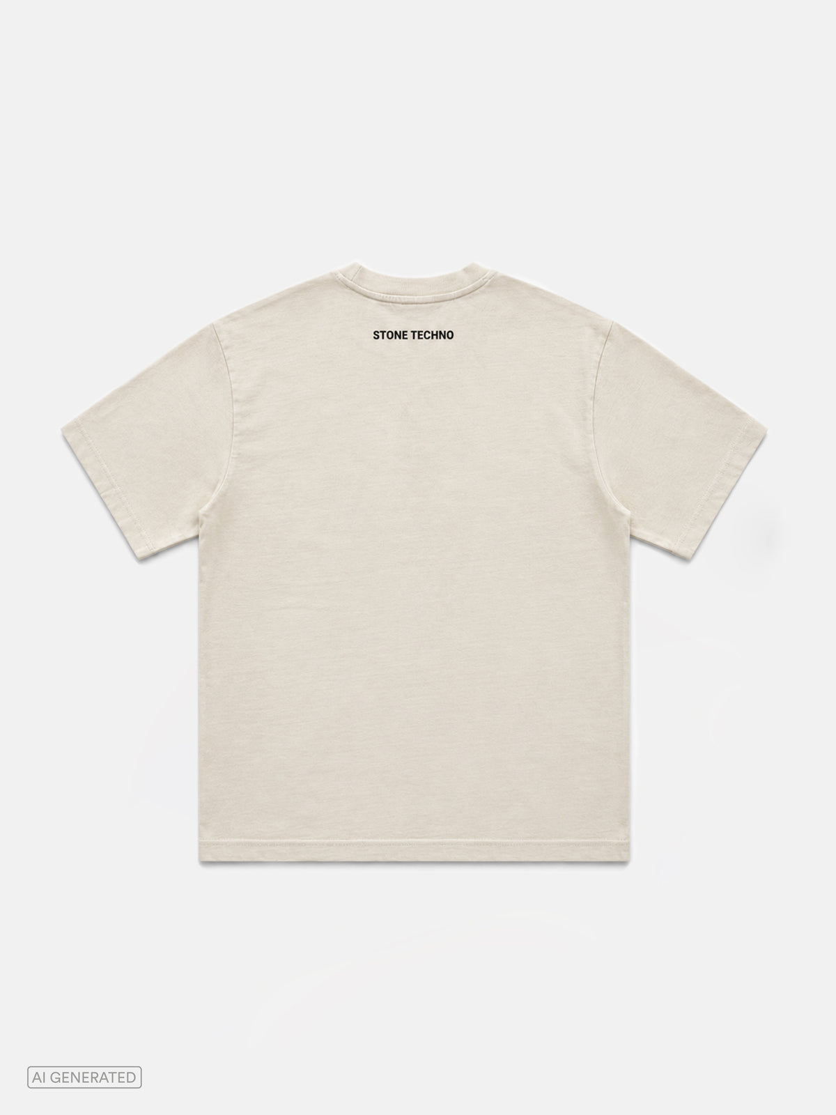 Rückansicht eines beigen T-Shirts mit minimalistischem Design. Im oberen Rückenbereich befindet sich der schwarze Schriftzug „STONE TECHNO“. Produktdarstellung vor hellgrauem Hintergrund.