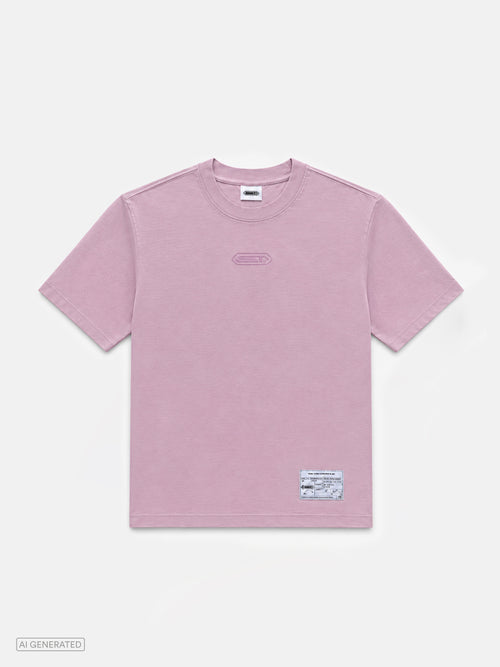 Rosa T-Shirt mit Rundhalsausschnitt und geradem Schnitt. Auf der Brust befindet sich ein dezent gesticktes, tonales Stone-Techno-Logo. Im unteren rechten Bereich ist ein aufgenähtes, technisches Label mit Produktinformationen angebracht. Produktdarstellung vor hellgrauem Hintergrund.
