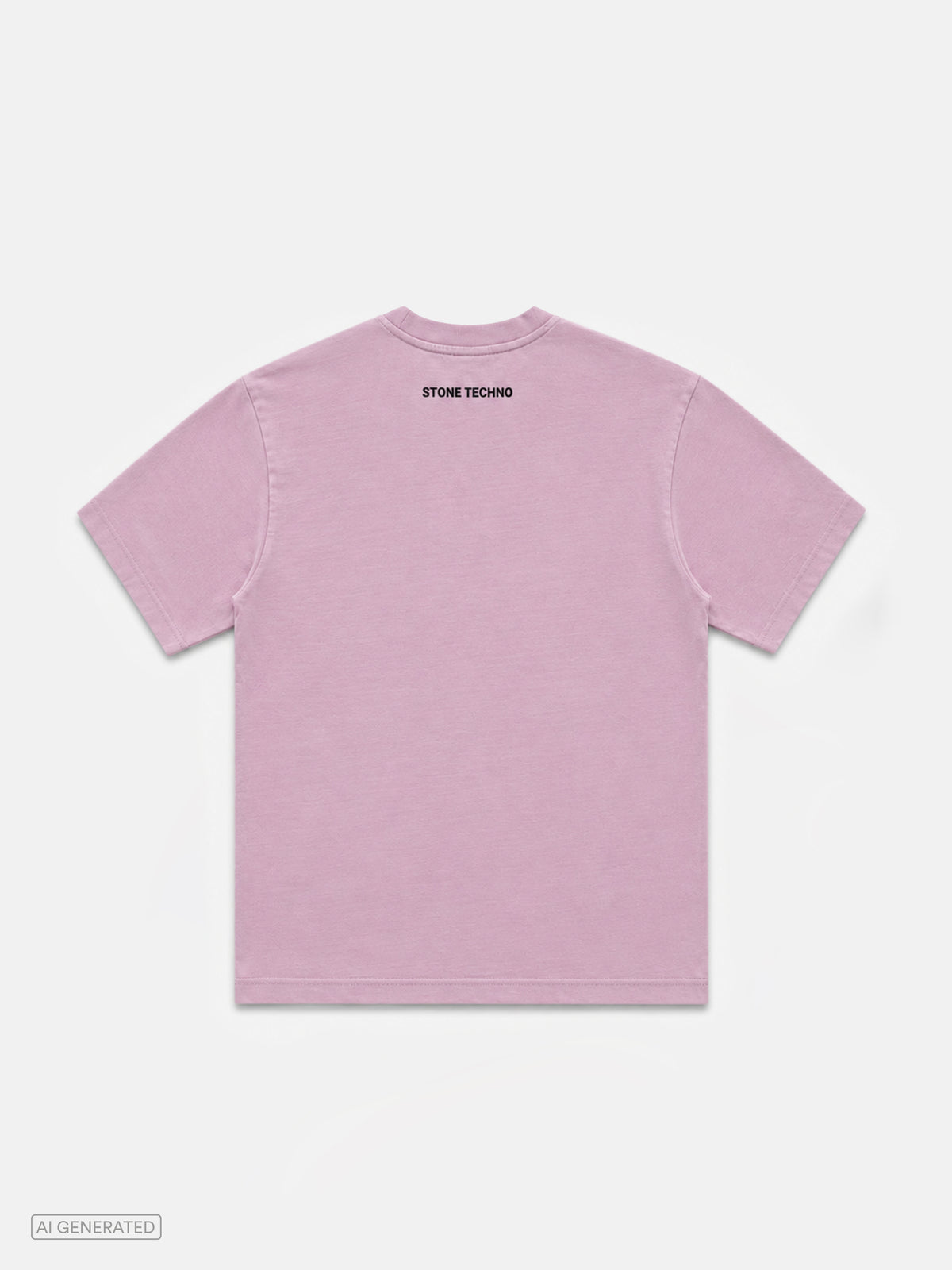 Rückansicht eines rosa T-Shirts mit schlichtem Design. Im oberen Rückenbereich befindet sich der schwarze Schriftzug „STONE TECHNO“. Produktdarstellung vor hellgrauem Hintergrund.