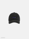 Schwarze Baseball-Cap mit gewaschener Optik und gebogenem Schirm. Auf der Vorderseite befindet sich ein kleines violettes Stone-Techno-Logo. Produktdarstellung vor hellgrauem Hintergrund.