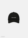 Schwarze Baseball-Cap mit gebogenem Schirm und kleinem violetten Stone-Techno-Logo auf der Vorderseite. Produktdarstellung vor hellgrauem Hintergrund.