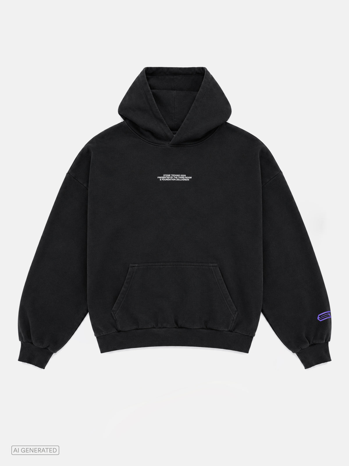 Schwarzer Oversize-Hoodie mit Kapuze und Kängurutasche. Auf der Brust befindet sich ein kleiner weißer Schriftzug mit dem Text „STONE TECHNO 2026 PRESENTED BY THE THIRD ROOM & FOUNDATION ZOLLVEREIN“. Auf dem rechten Ärmel ist ein violettes Stone-Techno-Logo aufgedruckt. Produktdarstellung vor hellgrauem Hintergrund.