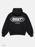 Rückansicht eines schwarzen Oversize-Hoodies. Auf dem Rücken befindet sich ein großflächiges weißes Stone-Techno-Logo. Darunter steht der Schriftzug „STONE TECHNO 2026 PRESENTED BY THE THIRD ROOM & FOUNDATION ZOLLVEREIN“. Auf dem Ärmel ist zusätzlich ein kleines violettes Logo platziert.
