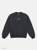 Dunkelgraues Oversize-Sweatshirt mit Rundhalsausschnitt. Auf der Brust befindet sich ein kleiner weißer Schriftzug mit dem Text „STONE TECHNO 2026 PRESENTED BY THE THIRD ROOM & FOUNDATION ZOLLVEREIN“. Auf dem rechten Ärmel ist ein violettes Stone-Techno-Logo aufgedruckt. Produktdarstellung vor hellgrauem Hintergrund.