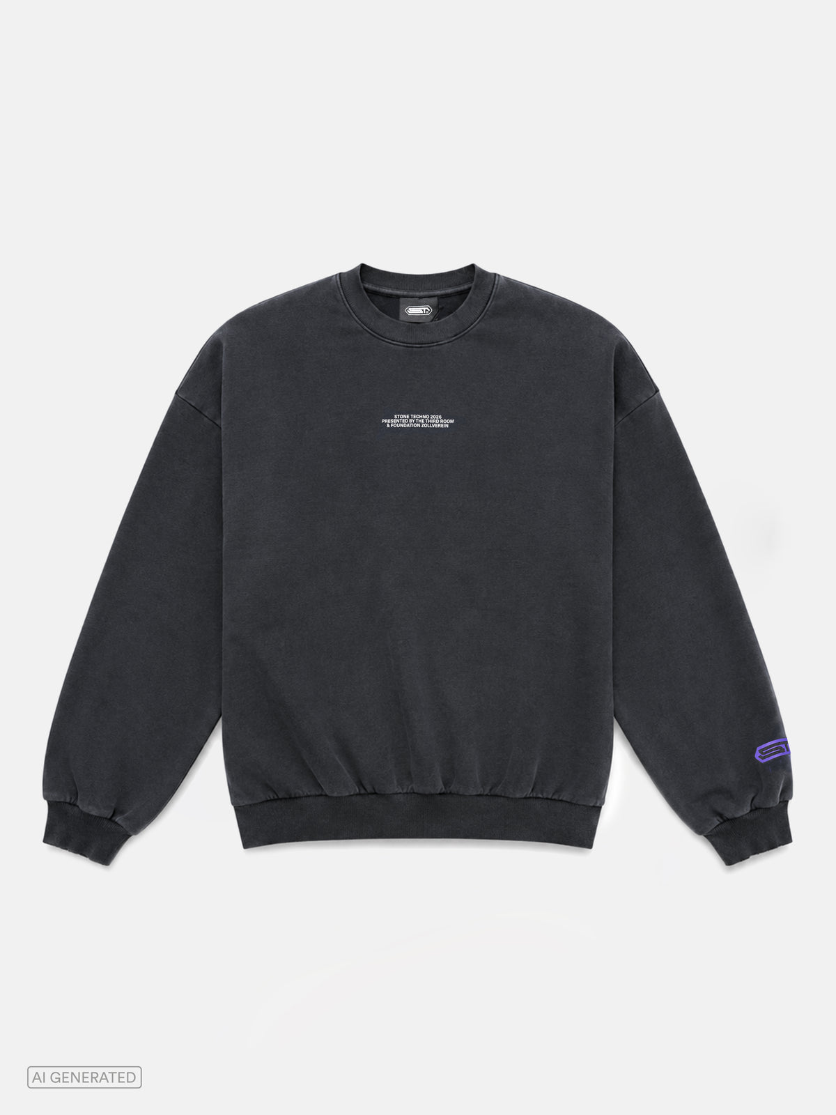Dunkelgraues Oversize-Sweatshirt mit Rundhalsausschnitt. Auf der Brust befindet sich ein kleiner weißer Schriftzug mit dem Text „STONE TECHNO 2026 PRESENTED BY THE THIRD ROOM & FOUNDATION ZOLLVEREIN“. Auf dem rechten Ärmel ist ein violettes Stone-Techno-Logo aufgedruckt. Produktdarstellung vor hellgrauem Hintergrund.