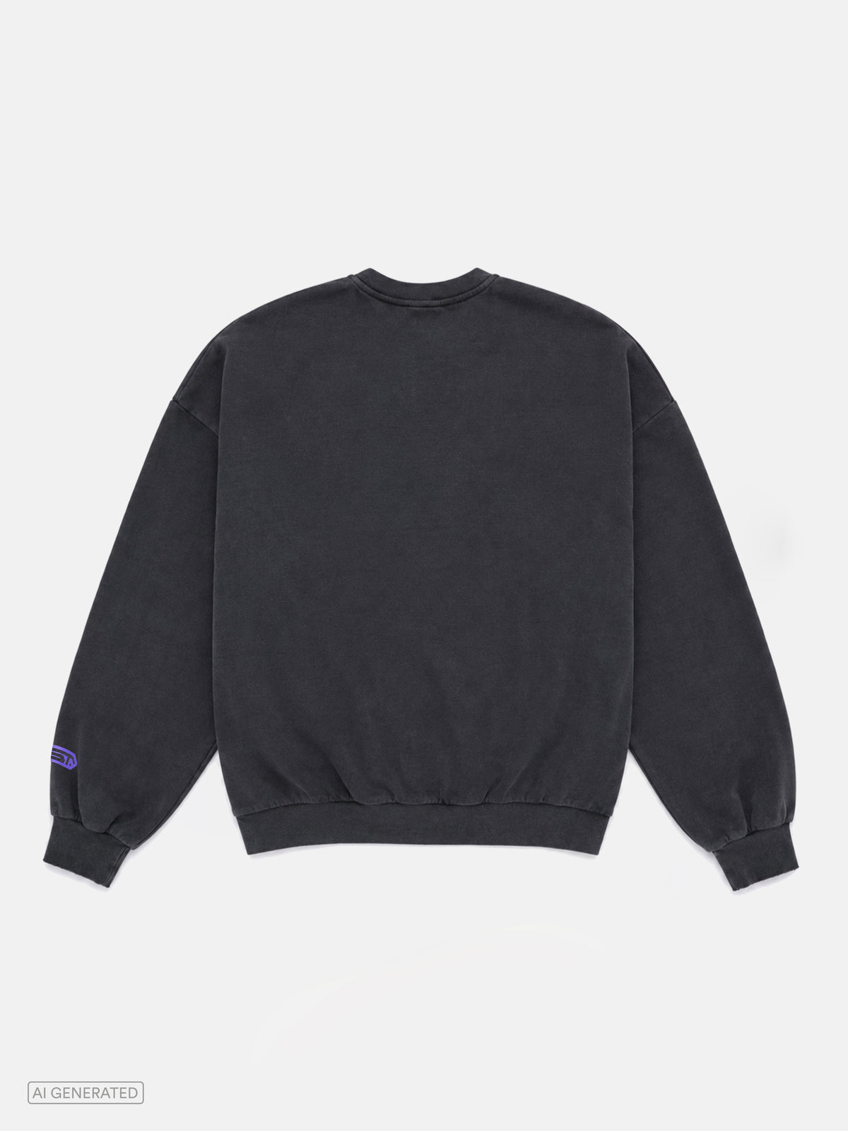 Rückansicht eines dunkelgrauen Oversize-Sweatshirts ohne Rückenprint. Das Design ist minimalistisch gehalten. Auf dem Ärmel befindet sich ein kleines violettes Stone-Techno-Logo.