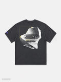 Rückansicht eines dunkelgrauen, gewaschenen Oversize-T-Shirts. Auf dem Rücken befindet sich ein großflächiger Grafikprint mit einer abstrakten Steinstruktur, überlagert von einem Stone-Techno-Logo sowie feinen gelben technischen Linien und Markierungen. Auf dem linken Ärmel ist ein violettes Logo aufgedruckt. Produktdarstellung vor hellgrauem Hintergrund.