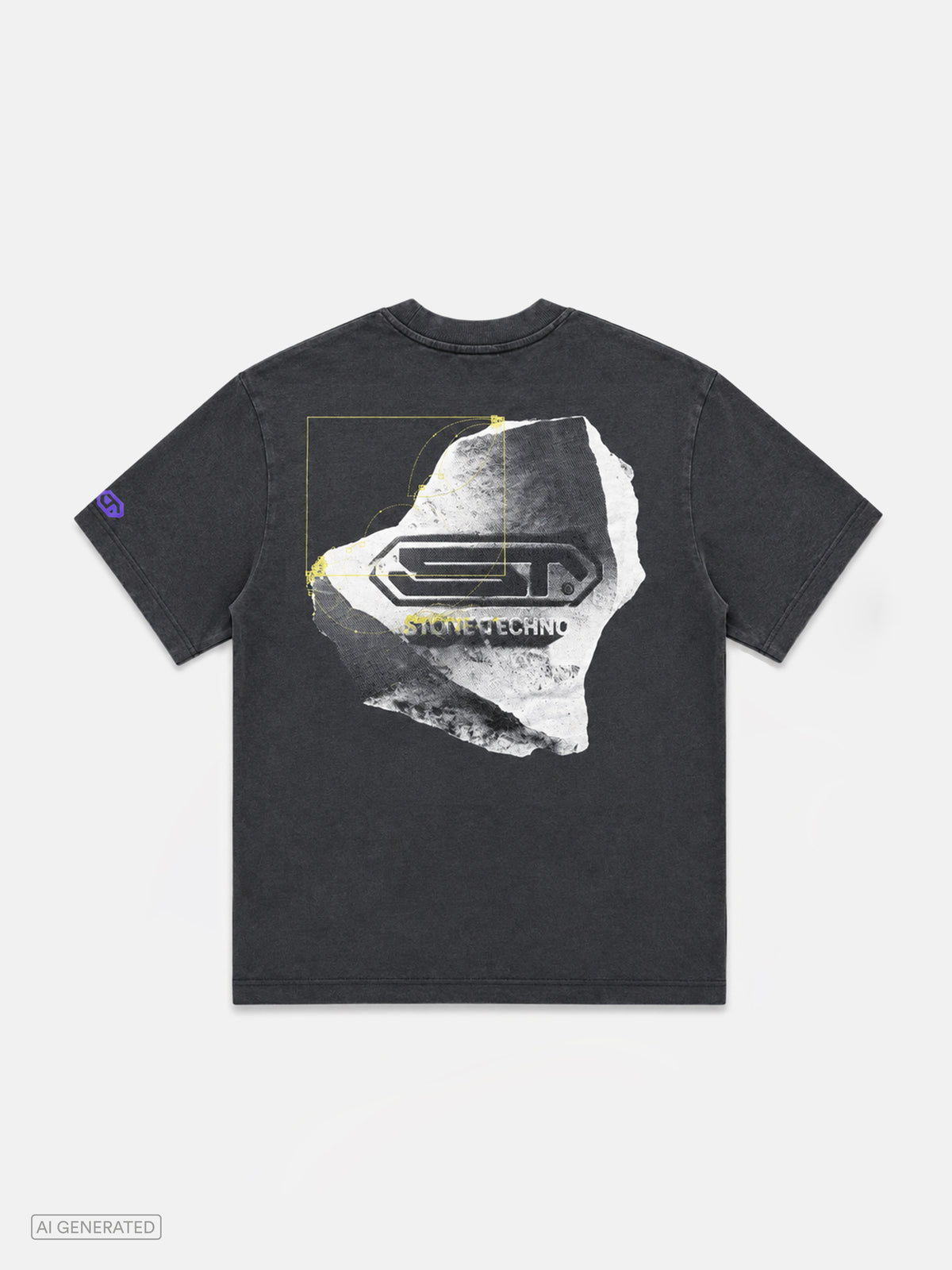 Rückansicht eines dunkelgrauen, gewaschenen Oversize-T-Shirts. Auf dem Rücken befindet sich ein großflächiger Grafikprint mit einer abstrakten Steinstruktur, überlagert von einem Stone-Techno-Logo sowie feinen gelben technischen Linien und Markierungen. Auf dem linken Ärmel ist ein violettes Logo aufgedruckt. Produktdarstellung vor hellgrauem Hintergrund.