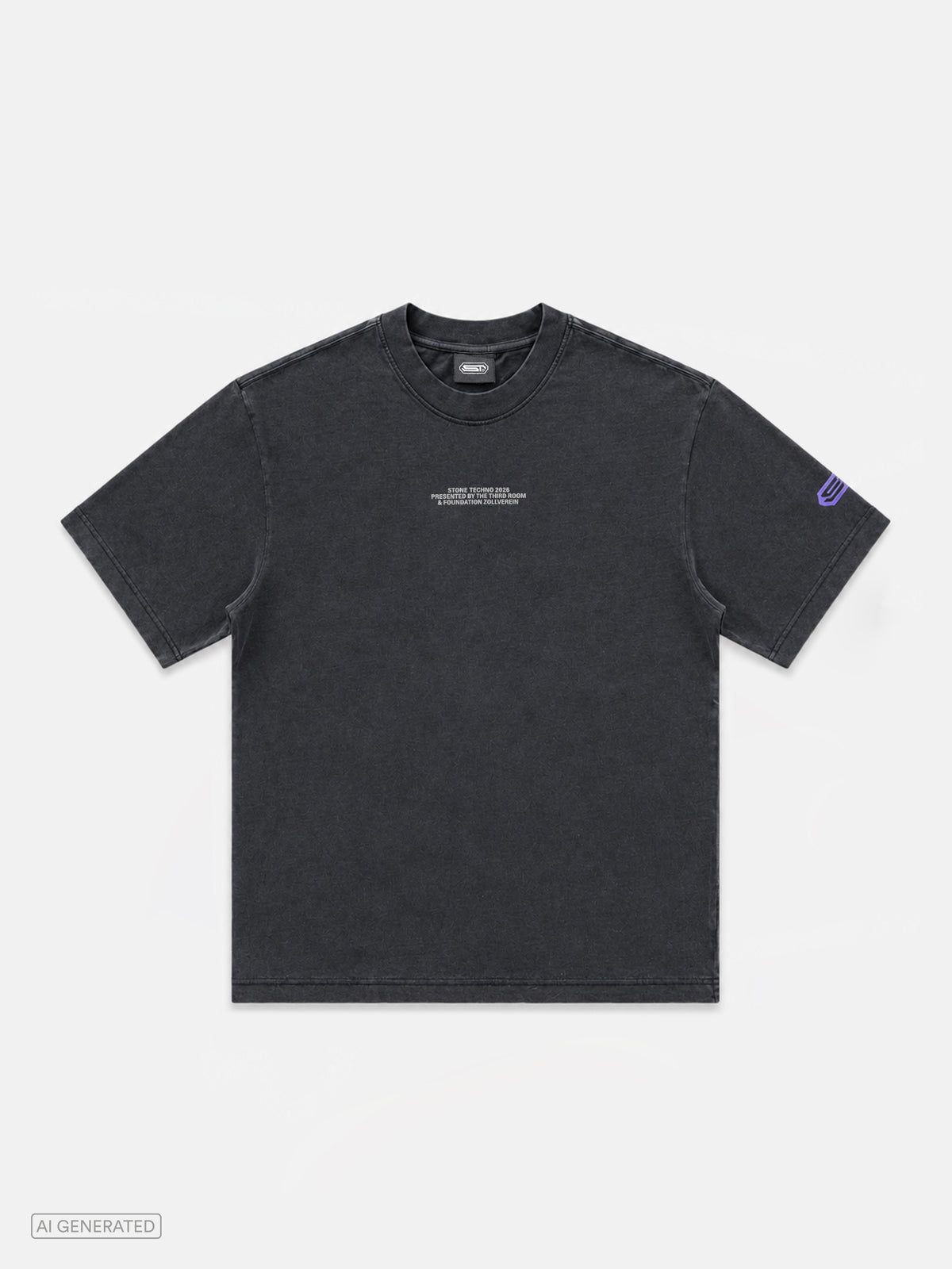 Dunkelgraues Oversize-T-Shirt mit Rundhalsausschnitt. Auf der Brust befindet sich ein kleiner weißer Schriftzug mit dem Text „STONE TECHNO 2026 PRESENTED BY THE THIRD ROOM & FOUNDATION ZOLLVEREIN“. Auf dem rechten Ärmel ist ein violettes Stone-Techno-Logo platziert. Produktdarstellung vor hellgrauem Hintergrund.