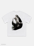 Rückansicht eines weißen T-Shirts mit großflächigem Rückenprint. Die Grafik zeigt eine abstrakte, skulpturale Form in Schwarz-, Grau- und Weißtönen mit organischer, steinähnlicher Oberfläche. Produktdarstellung vor hellgrauem Hintergrund.