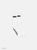 Paar weiße gerippte Crew-Socken mit schwarzem Stone-Techno-Logo am Schaft. Auf der Außenseite verläuft ein weißer Schriftzug mit dem Text „STONE TECHNO 2026 PRESENTED BY THE THIRD ROOM & FOUNDATION ZOLLVEREIN“. Produktdarstellung vor hellem Hintergrund.